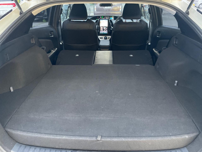 2017 Toyota Prius PHV DLA-ZVW52 (UW-6a111bac538c8)[25]
