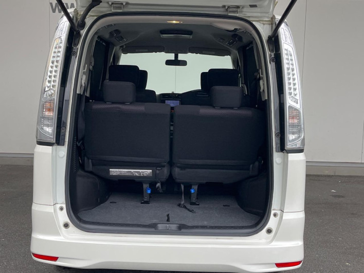2013 Nissan Serena DAA-HFC26 (UW-6a126be13b921)[19]