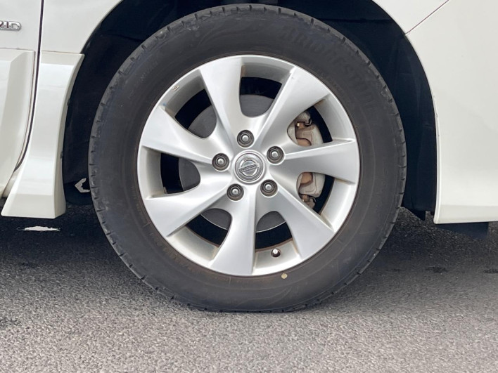 2013 Nissan Serena DAA-HFC26 (UW-6a126be13b921)[25]