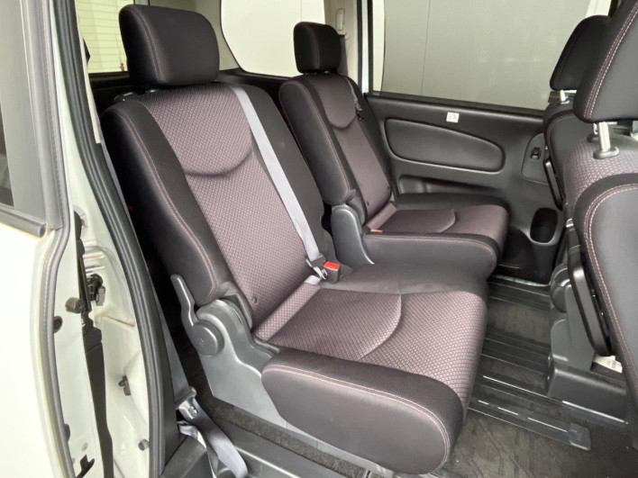 2013 Nissan Serena DAA-HFC26 (UW-6a126be13b921)[15]