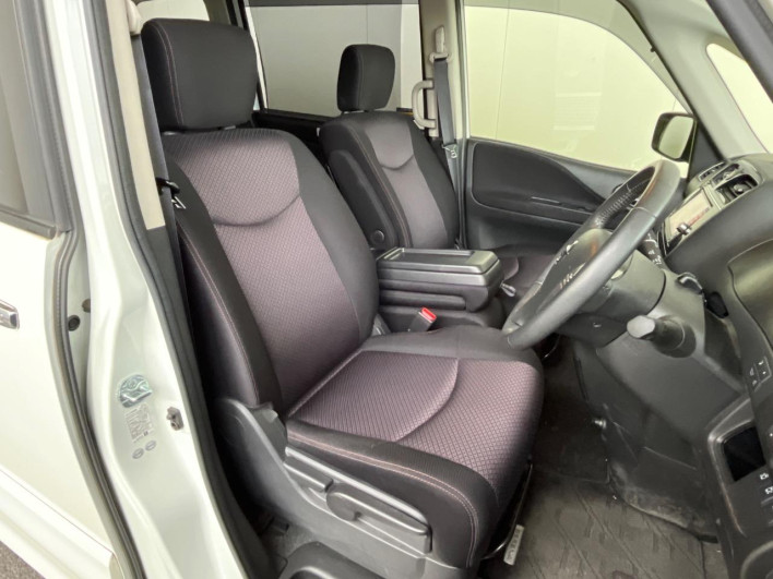 2013 Nissan Serena DAA-HFC26 (UW-6a126be13b921)[16]