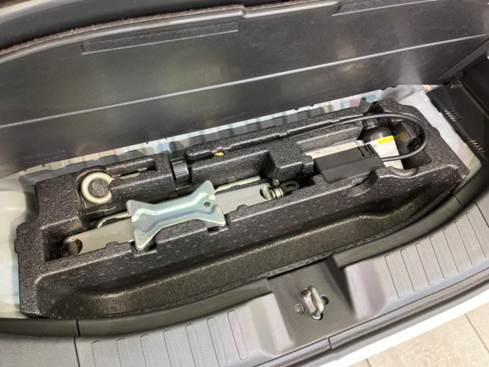 2018 Honda N-BOX CUSTOM DBA-JF3 (UW-6a126bf8a8bc6)[27]