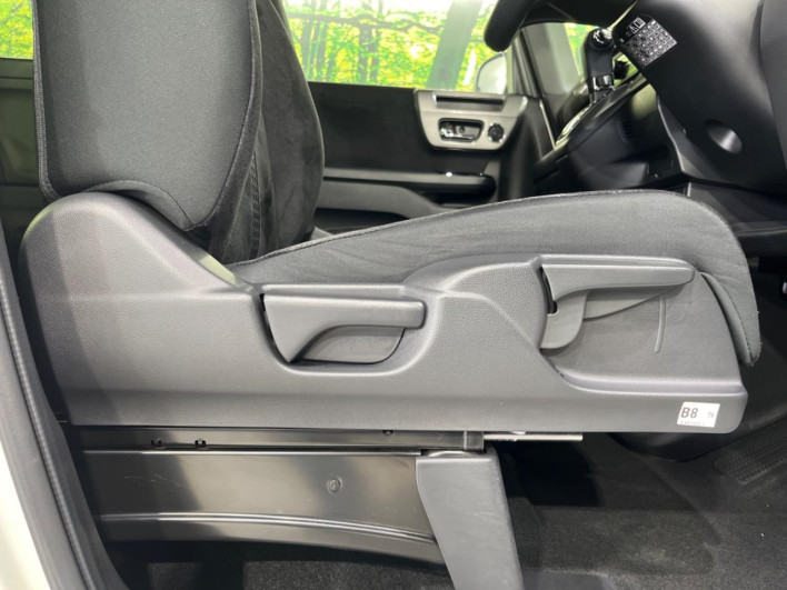 2023 Honda N-BOX CUSTOM 6BA-JF3 (UW-6a126c06740fe)[28]