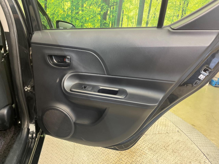 2015 Toyota Aqua DAA-NHP10 (UW-6a126cd9e36c6)[22]