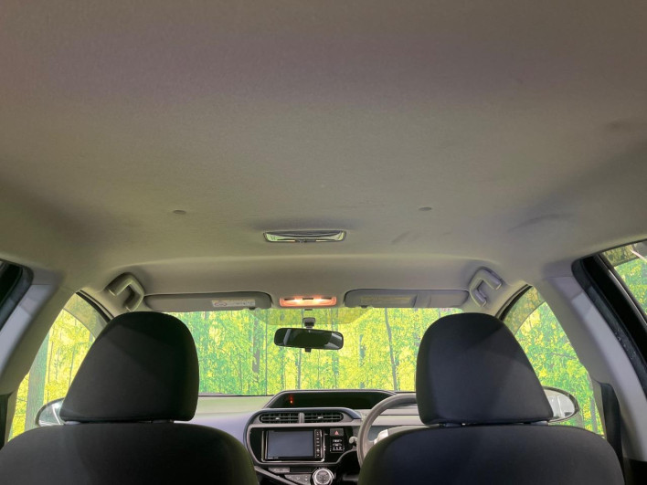 2015 Toyota Aqua DAA-NHP10 (UW-6a126cd9e36c6)[16]