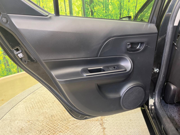 2015 Toyota Aqua DAA-NHP10 (UW-6a126cd9e36c6)[20]