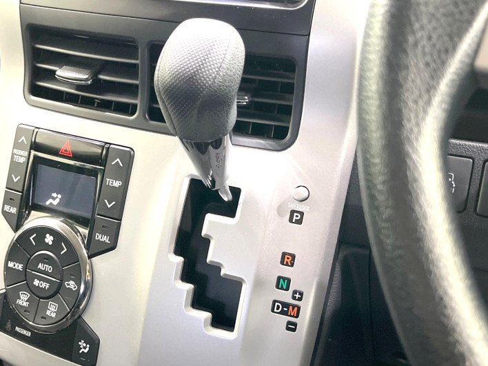 2013 Toyota Noah DBA-ZRR70G (UW-6a126d3ac793f)[26]