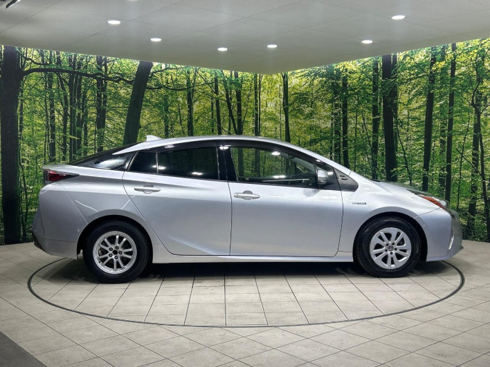 2016 Toyota Prius DAA-ZVW50 (UW-6a126d4d439d3)[17]