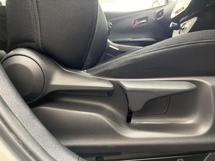 2017 Toyota Prius PHV DLA-ZVW52 (UW-6a126d53b2796)[14]