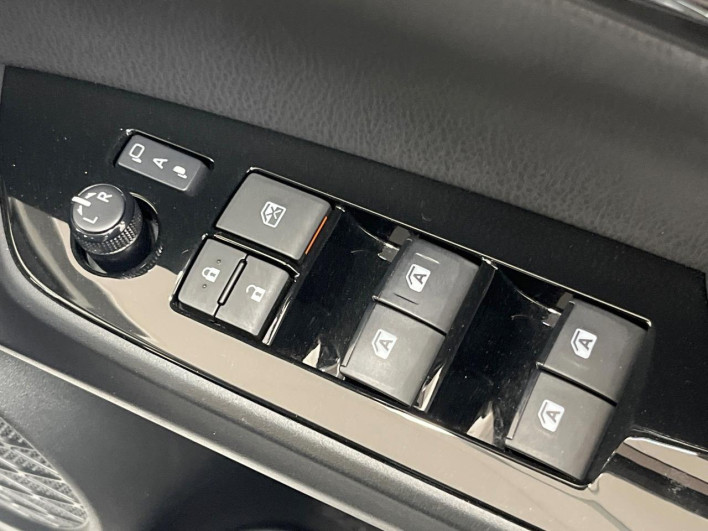 2017 Toyota Prius PHV DLA-ZVW52 (UW-6a126d53b2796)[15]