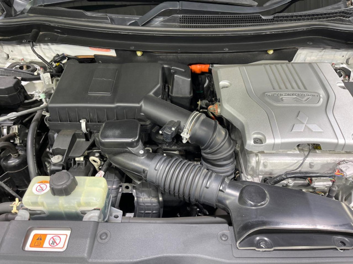 2015 Mitsubishi OUTLANDER PHEV DLA-GG2W (UW-6a13eff288c9c)[4]