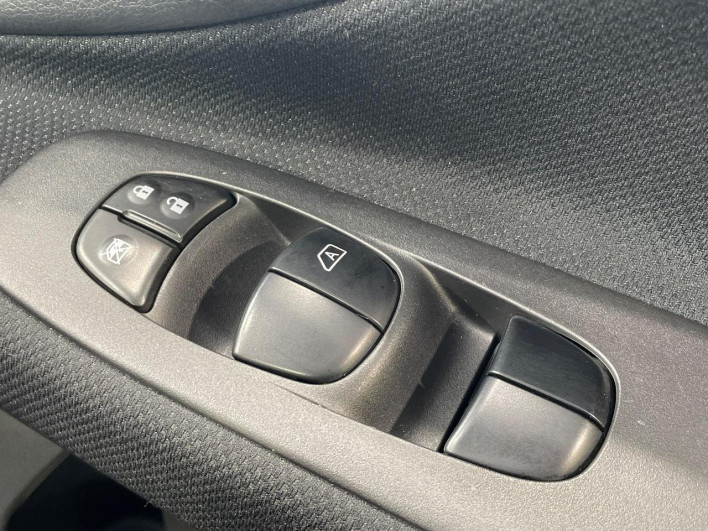 2014 Nissan Serena DAA-HFC26 (UW-6a13f00e3e250)[25]