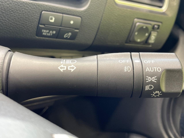 2014 Nissan Serena DAA-HFC26 (UW-6a13f00e3e250)[24]
