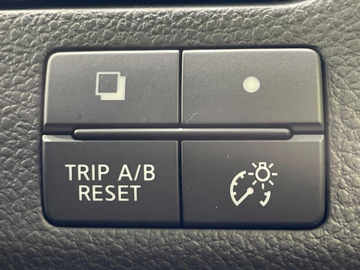 2014 Nissan Serena DAA-HFC26 (UW-6a13f00e3e250)[20]