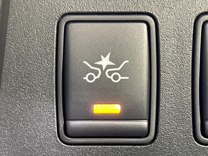 2014 Nissan Serena DAA-HFC26 (UW-6a13f00e3e250)[16]