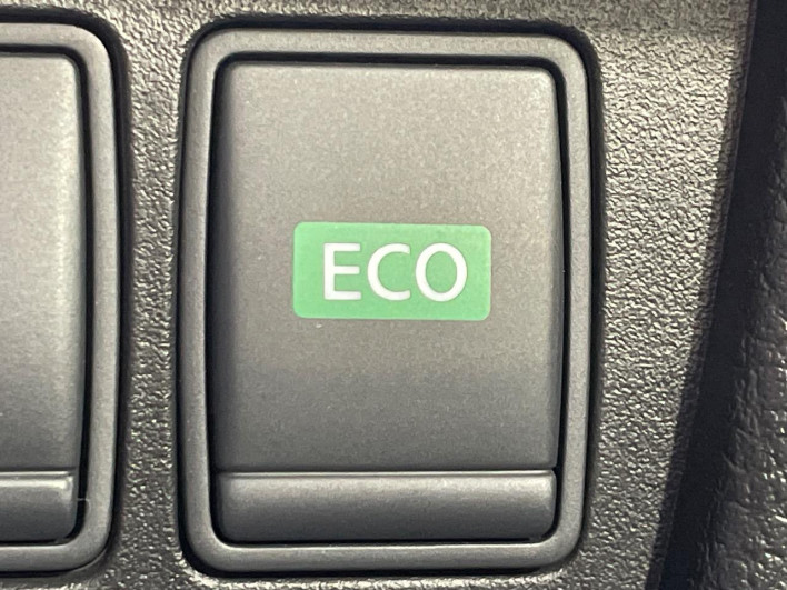 2014 Nissan Serena DAA-HFC26 (UW-6a13f00e3e250)[19]