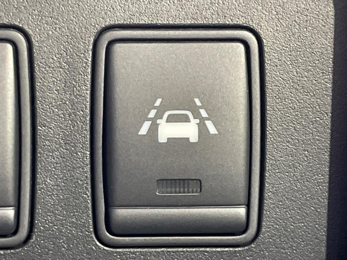 2014 Nissan Serena DAA-HFC26 (UW-6a13f00e3e250)[17]