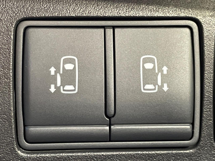 2014 Nissan Serena DAA-HFC26 (UW-6a13f00e3e250)[18]
