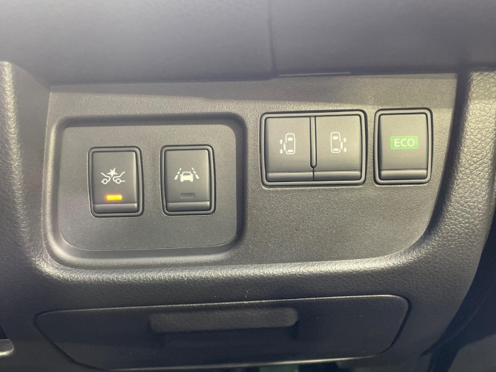 2014 Nissan Serena DAA-HFC26 (UW-6a13f00e3e250)[15]