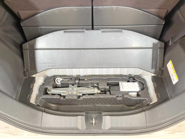 2018 Honda N-BOX CUSTOM DBA-JF3 (UW-6a13f02a165a2)[24]