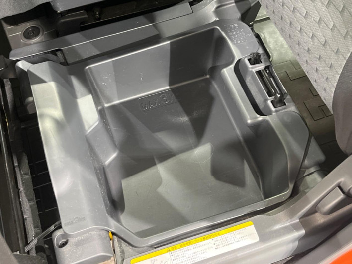 2014 Daihatsu Wake DBA-LA710S (UW-6a13f06e0e671)[25]