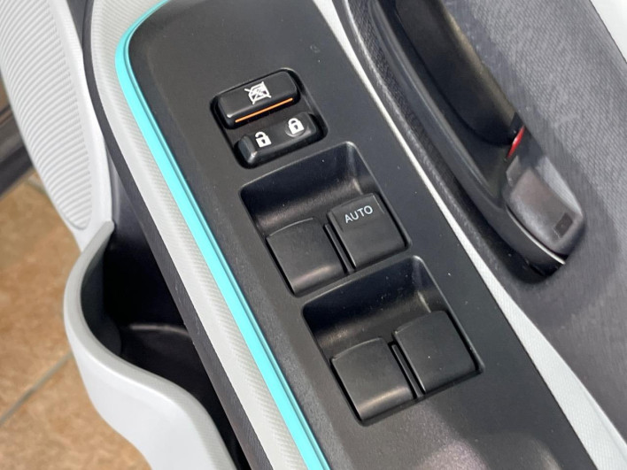 2012 Toyota Aqua DAA-NHP10 (UW-6a13f0d91c008)[12]