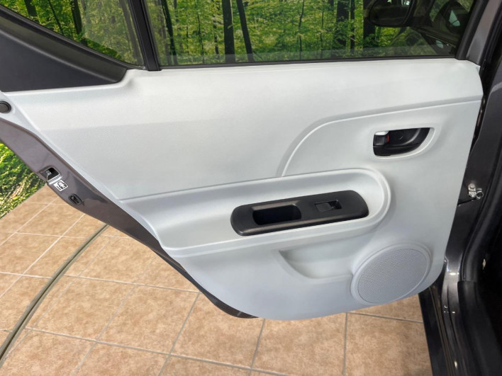 2012 Toyota Aqua DAA-NHP10 (UW-6a13f0d91c008)[17]