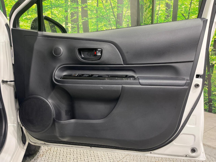 2016 Toyota Aqua DAA-NHP10 (UW-6a13f0dbba1a1)[15]