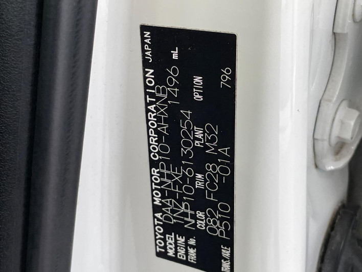 2013 Toyota Aqua DAA-NHP10 (UW-6a13f0dec951c)[1]