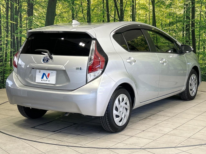 2016 Toyota Aqua DAA-NHP10 (UW-6a13f0e122287)[19]
