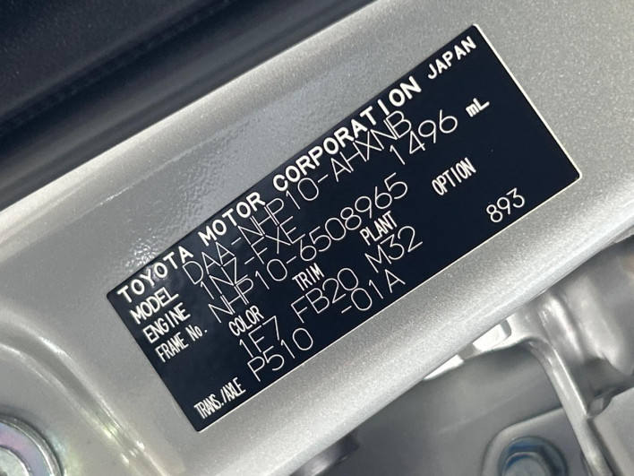 2016 Toyota Aqua DAA-NHP10 (UW-6a13f0e122287)[1]