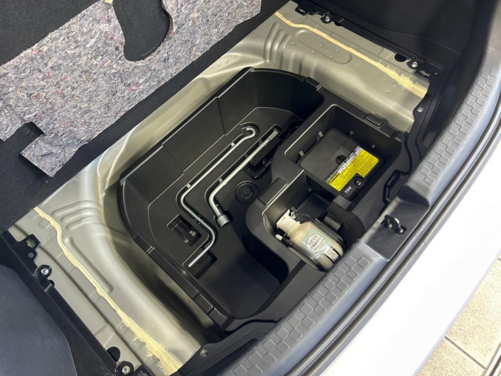 2016 Toyota Aqua DAA-NHP10 (UW-6a13f0e122287)[27]
