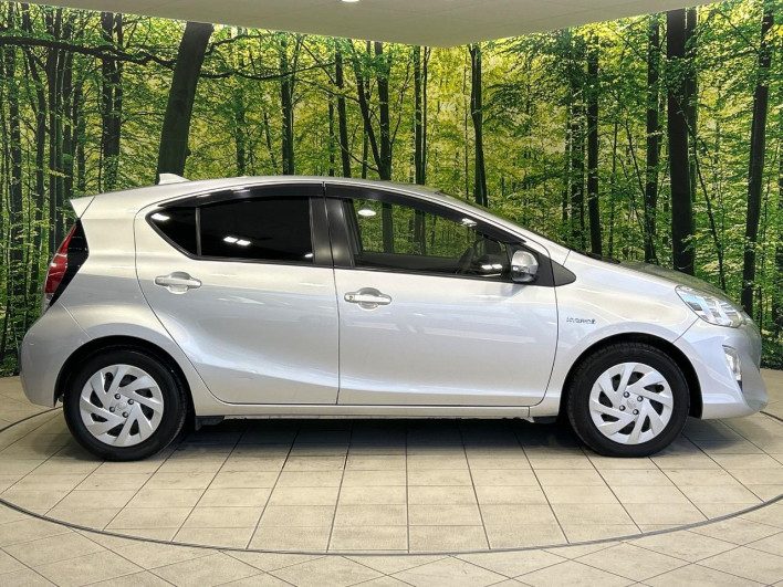 2016 Toyota Aqua DAA-NHP10 (UW-6a13f0e122287)[18]
