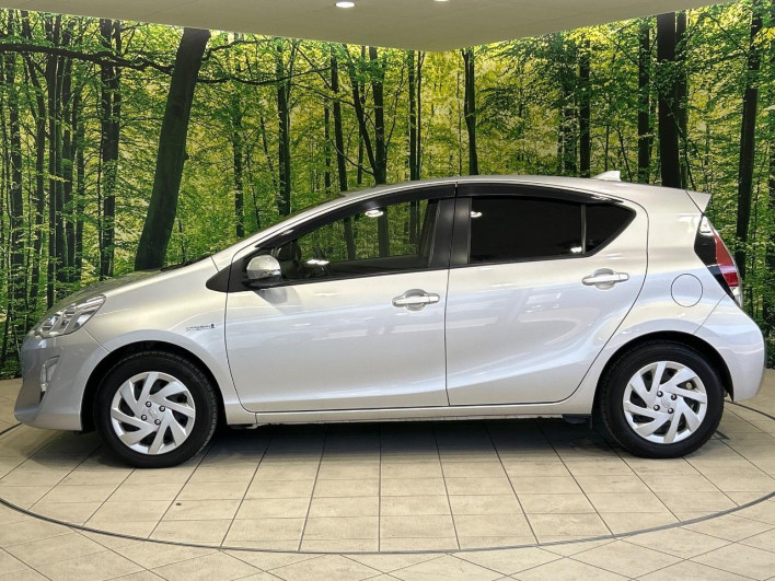 2016 Toyota Aqua DAA-NHP10 (UW-6a13f0e122287)[22]