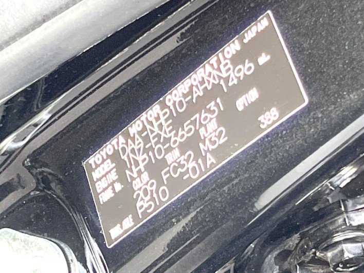2017 Toyota Aqua DAA-NHP10 (UW-6a13f0e2d41e2)[1]