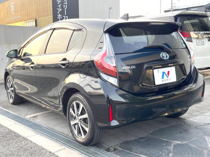2017 Toyota Aqua DAA-NHP10 (UW-6a13f0e2d41e2)[16]