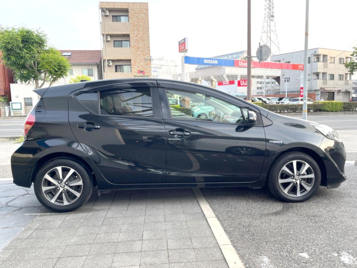 2017 Toyota Aqua DAA-NHP10 (UW-6a13f0e2d41e2)[26]