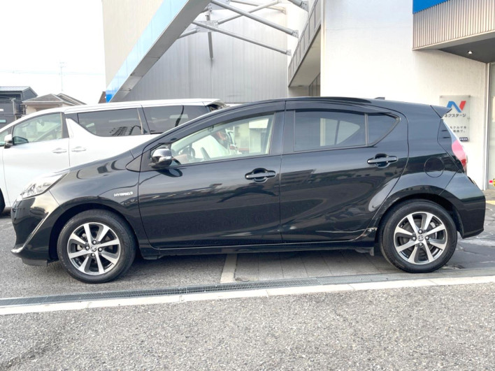 2017 Toyota Aqua DAA-NHP10 (UW-6a13f0e2d41e2)[13]