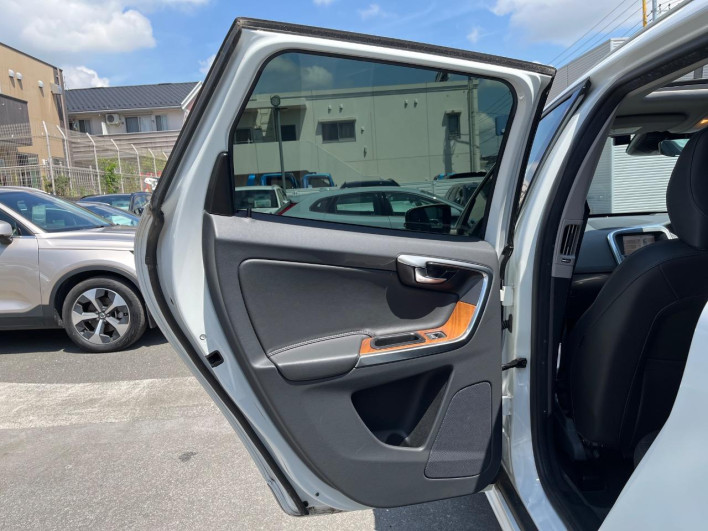 2017 Volvo XC60 LDA-DD4204TXC (UW-6a13f1328a58b)[16]