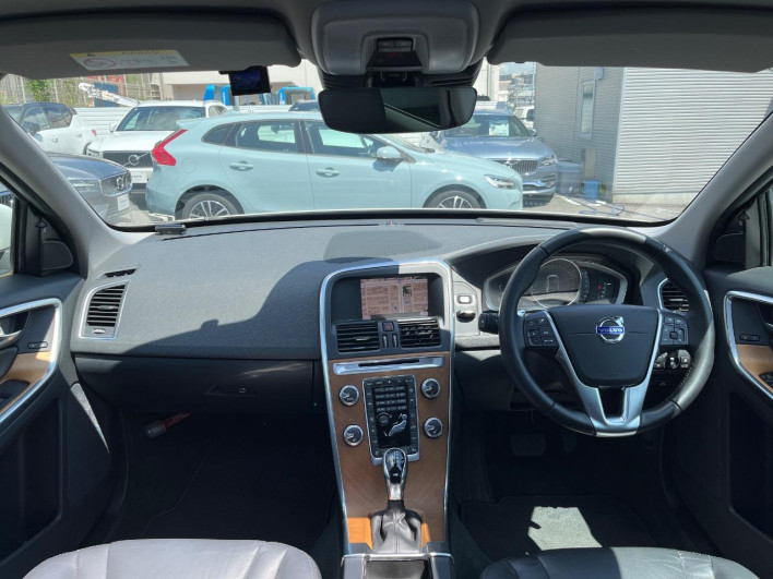 2017 Volvo XC60 LDA-DD4204TXC (UW-6a13f1328a58b)[26]