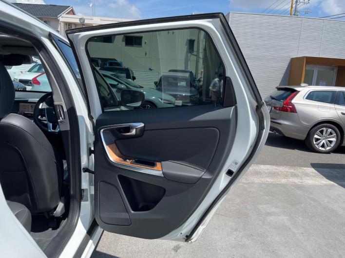 2017 Volvo XC60 LDA-DD4204TXC (UW-6a13f1328a58b)[24]