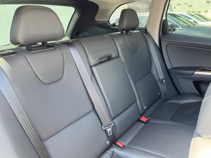 2017 Volvo XC60 LDA-DD4204TXC (UW-6a13f1328a58b)[25]
