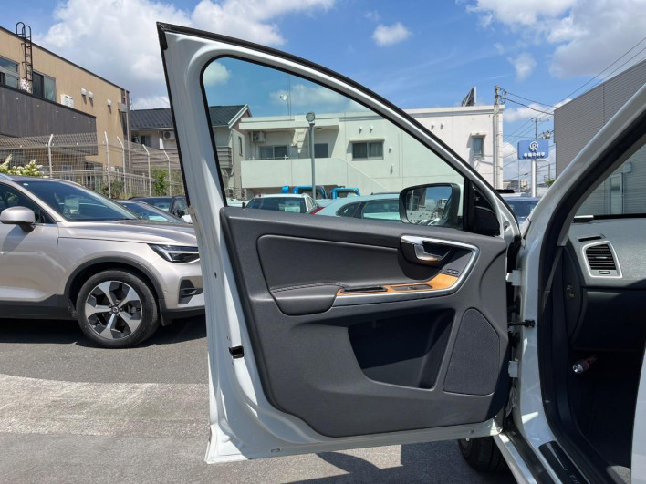 2017 Volvo XC60 LDA-DD4204TXC (UW-6a13f1328a58b)[13]