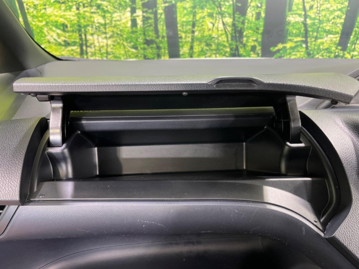 2014 Toyota Voxy DBA-ZRR80W (UW-6a13f13a6ee8f)[21]