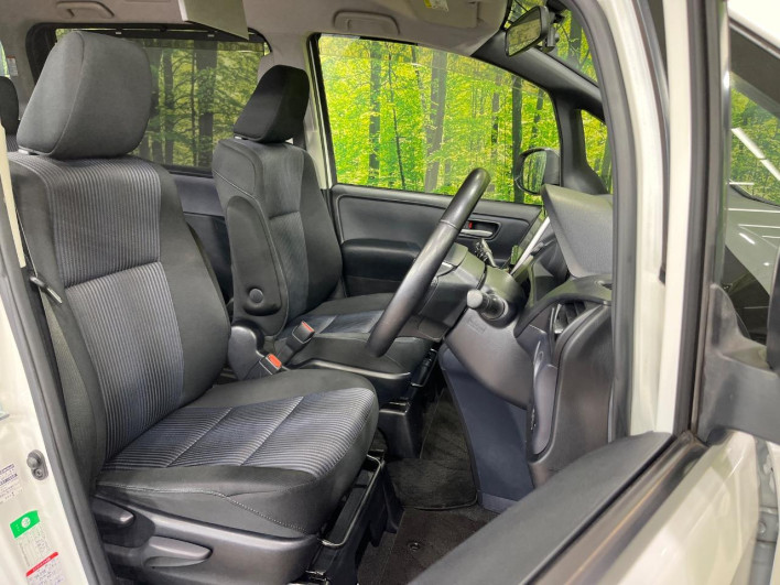 2014 Toyota Voxy DBA-ZRR80W (UW-6a13f13a6ee8f)[17]