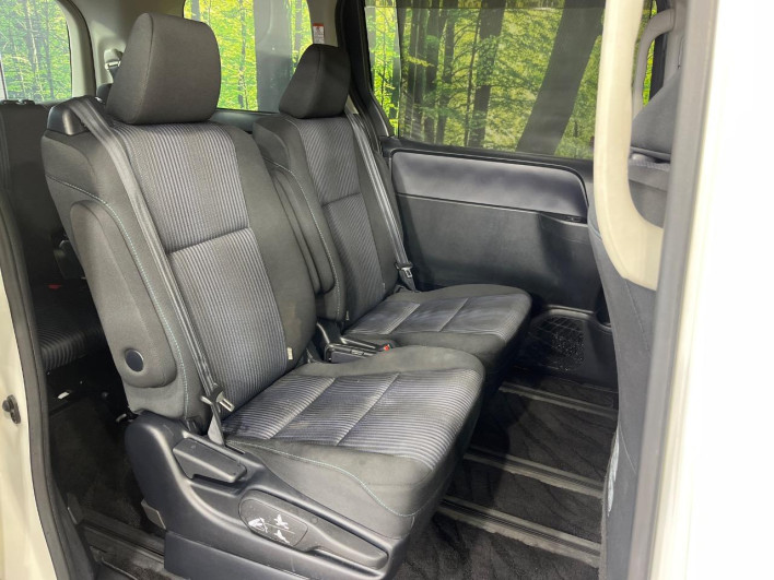 2014 Toyota Voxy DBA-ZRR80W (UW-6a13f13a6ee8f)[16]
