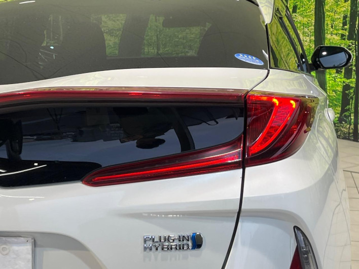 2017 Toyota Prius PHV DLA-ZVW52 (UW-6a13f14fc005d)[25]
