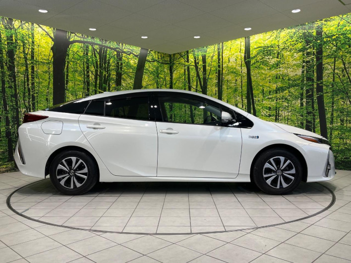 2017 Toyota Prius PHV DLA-ZVW52 (UW-6a13f14fc005d)[18]
