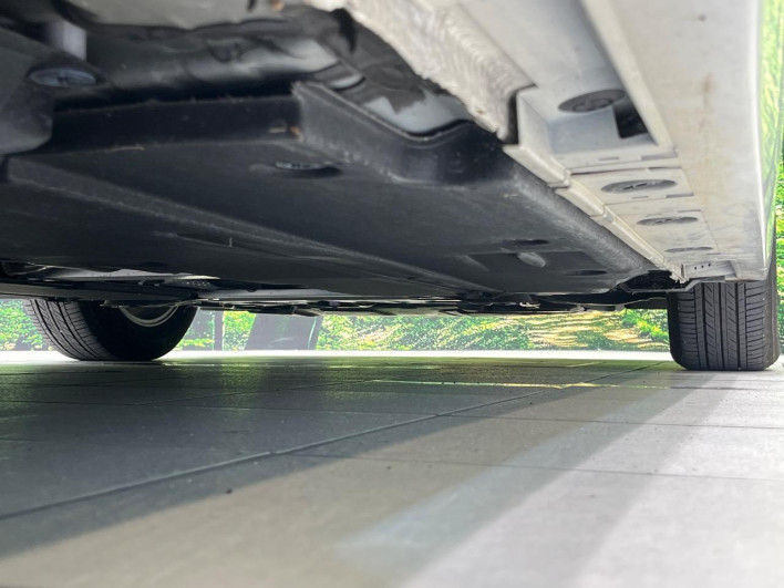 2017 Toyota Prius PHV DLA-ZVW52 (UW-6a13f14fc005d)[27]