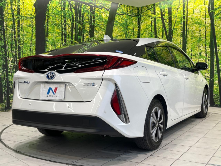 2017 Toyota Prius PHV DLA-ZVW52 (UW-6a13f14fc005d)[19]